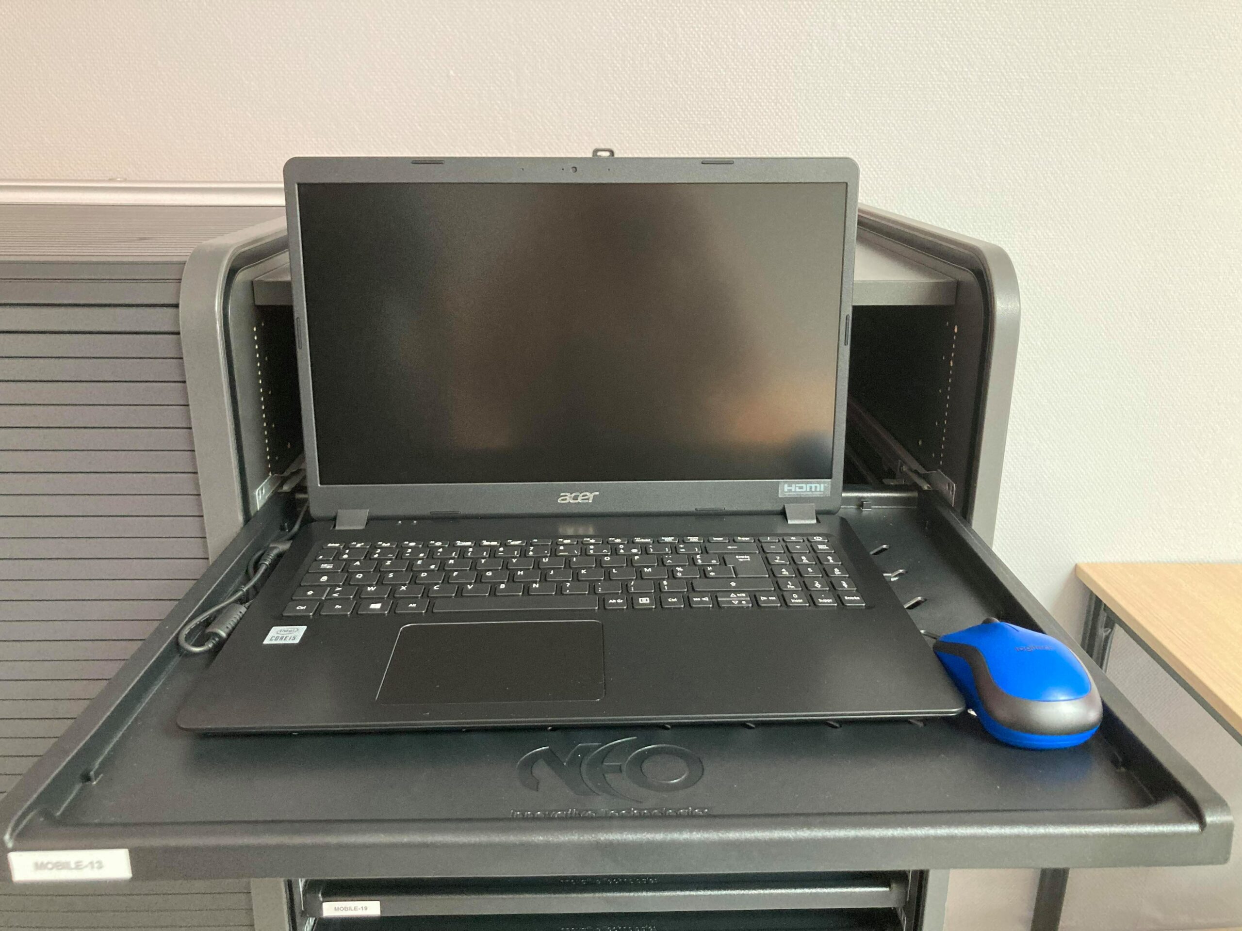 Présentation d'un ordinateur qui se trouve dans la salle informatique
