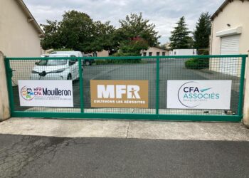 Nouveautés à la mfr : la photo représente les nouveaux logos posés sur la grille d'entrée